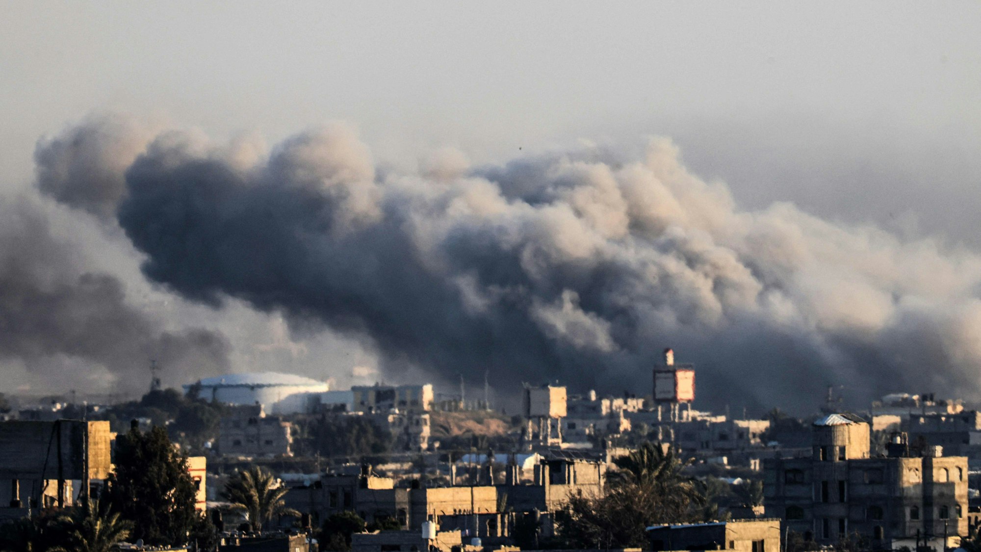 Das Foto, aufgenommen am 22. Januar aus Rafah, zeigt die Bombardierung durch Israel über Khan Yunis im südlichen Gazastreifen.
