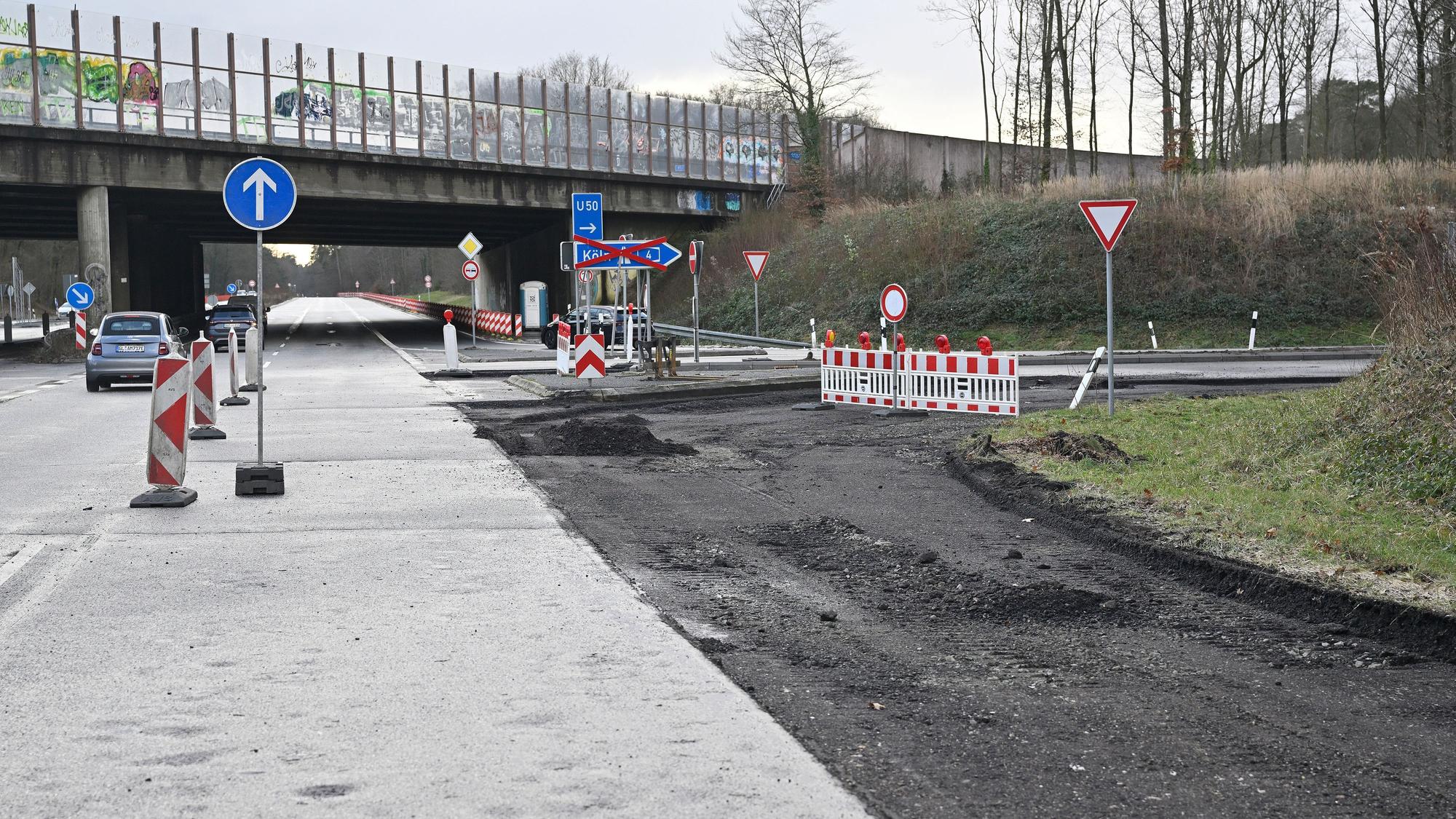 Rot-weiße Barken sperren eine Fahrbahn ab.