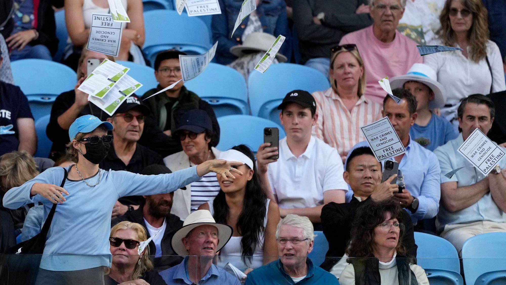 Mitte des dritten Satzes hatte ein Zuschauer in der Margaret Court Arena Flugblätter auf den Tennis-Platz geworfen.