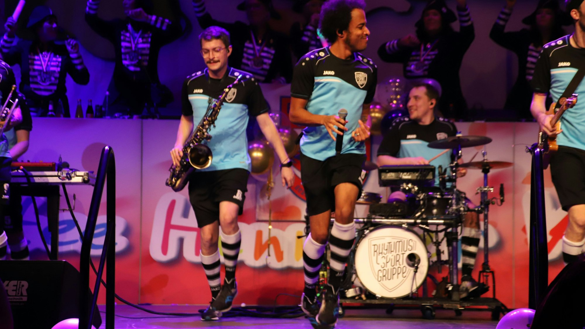 Die Fidele Flotte hatte zur närrischen Seefahrt in die Mehrzweckhalle Meiersheide eingeladen. Rhythmussportgruppe.