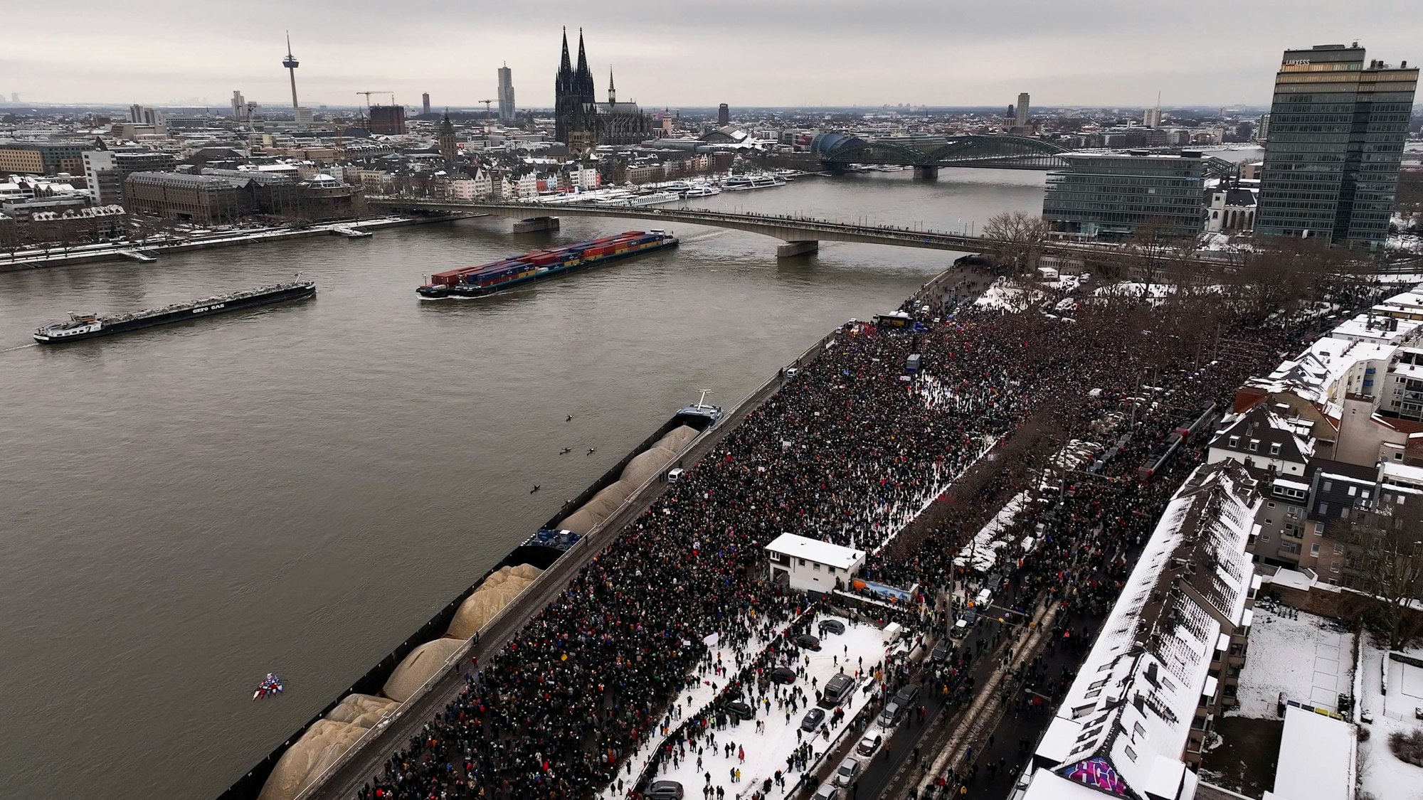Luftaufnahmen zeigen Menschenmassen bei der Großdemo unter dem Motto Demokratie beschützen, AfD bekämpfen' mit 70.000 Teilnehmenden an der Deutzer Werft.