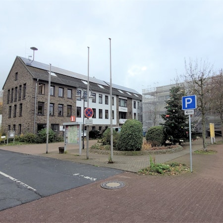 Das Bild zeigt eine Außenansicht des Kaller Rathauses.