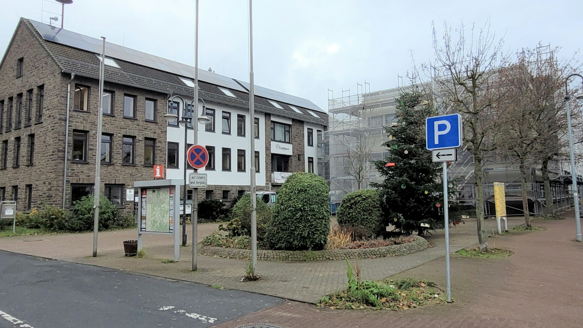 Das Bild zeigt eine Außenansicht des Kaller Rathauses.