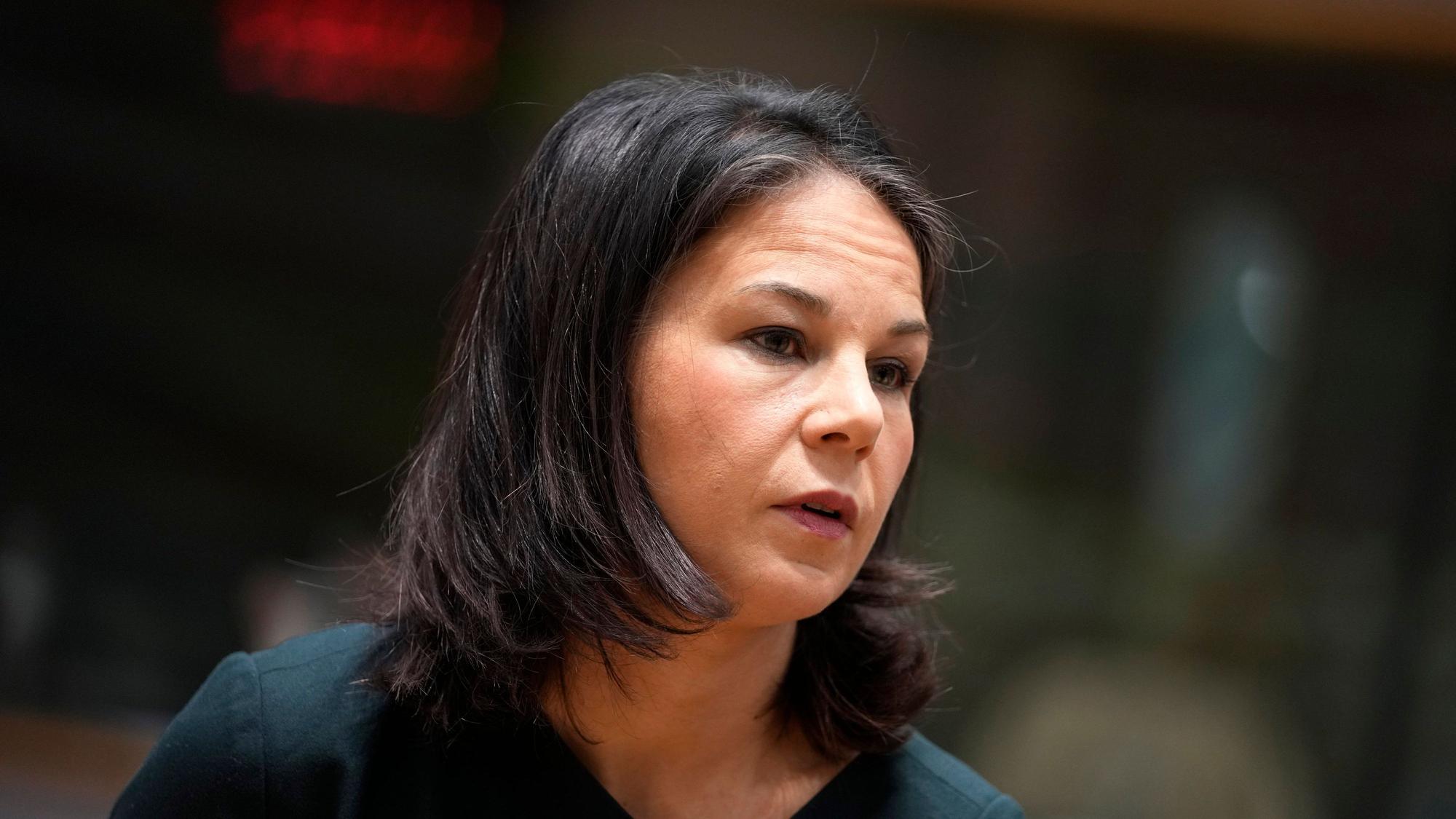 Außenministerin Annalena Baerbock (Bündnis 90/Die Grünen) wartet auf den Beginn eines Treffens der EU-Außenminister im Gebäude des Europäischen Rates in Brüssel.