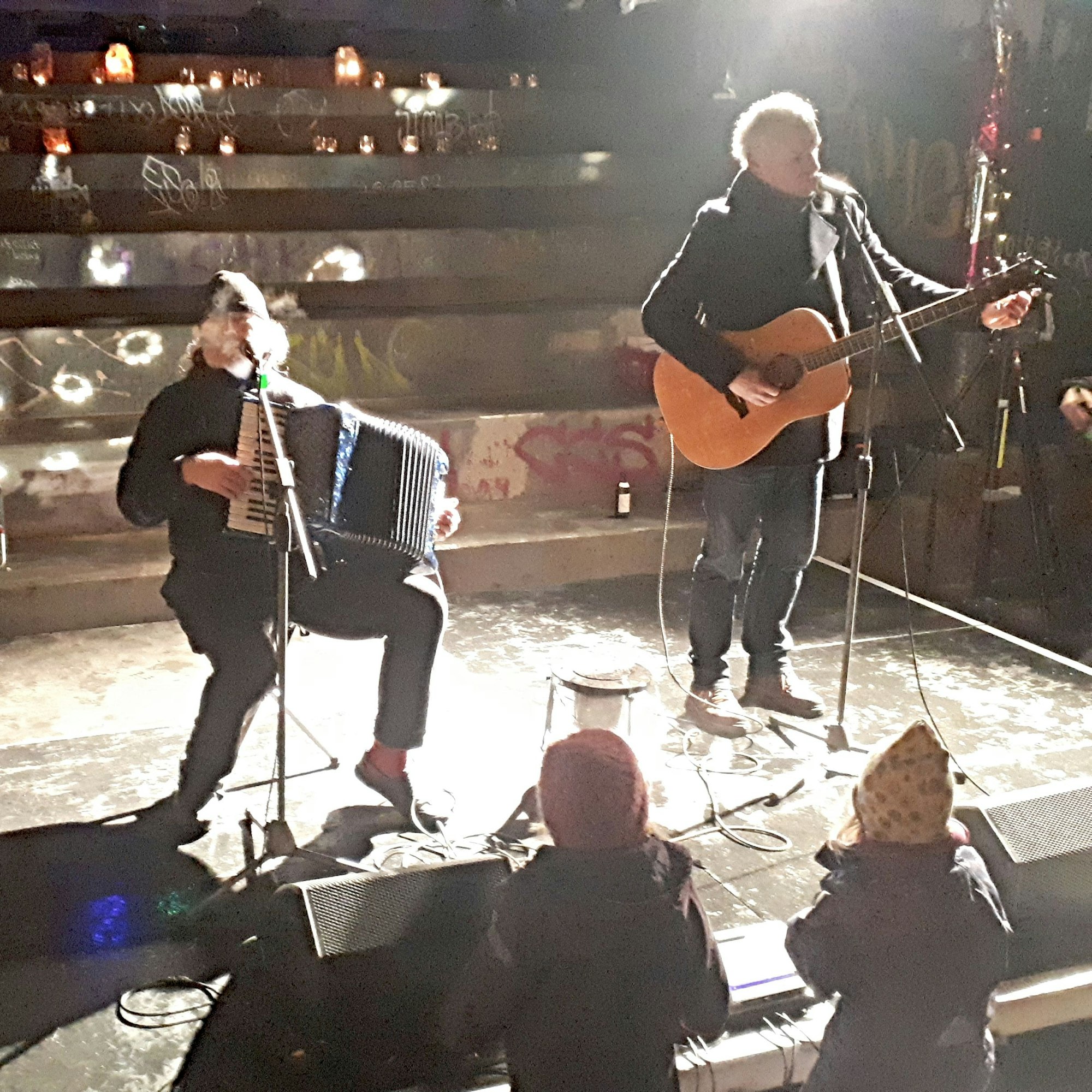 Das Duo Loup & Hecker spielte ein kölsches Mitsingkonzert.