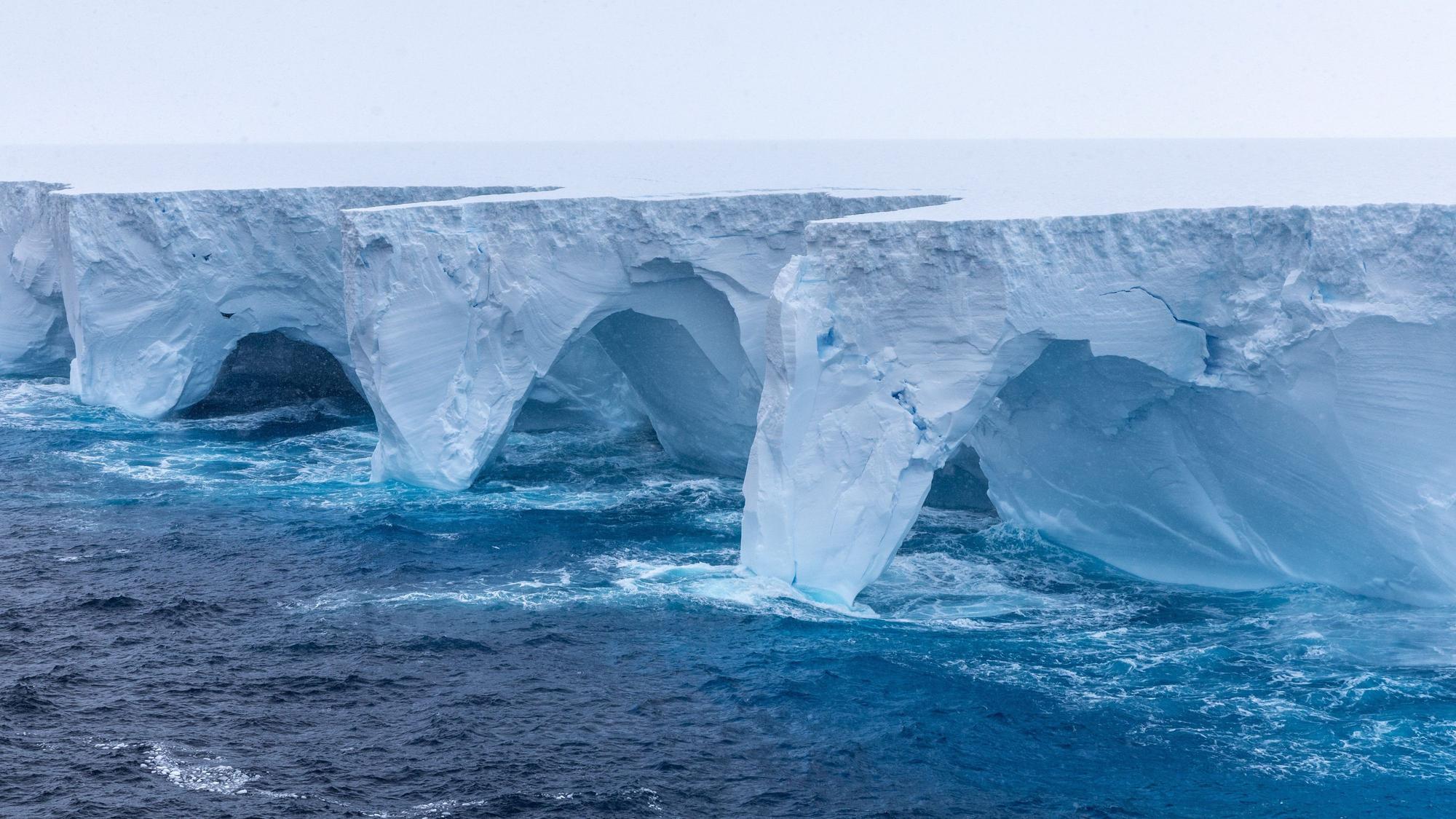 Antarktis: Das Bild vom 14. Januar zeigt die im Eisberg A23a durch Abschmelzen gebildeten Bögen.