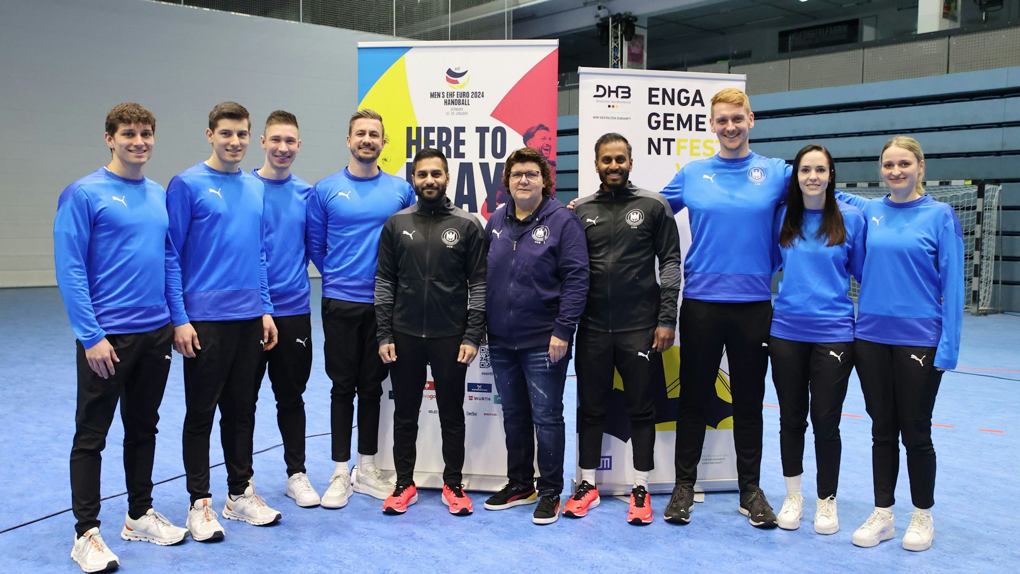 Gemeinsam mit Schiedsrichterchefin Jutta Ehrmann-Wolf präsentieren sich die oberbergischen Schiedsrichtergespanne.