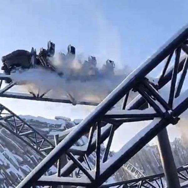 Die Achterbahn Taron trotzte nach dem Wintereinbruch Schnee und Eis.