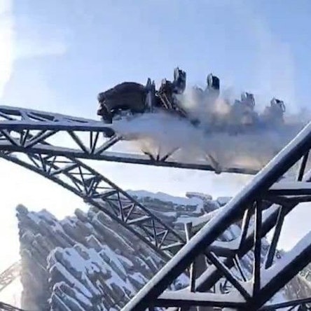 Die Achterbahn Taron trotzte nach dem Wintereinbruch Schnee und Eis.