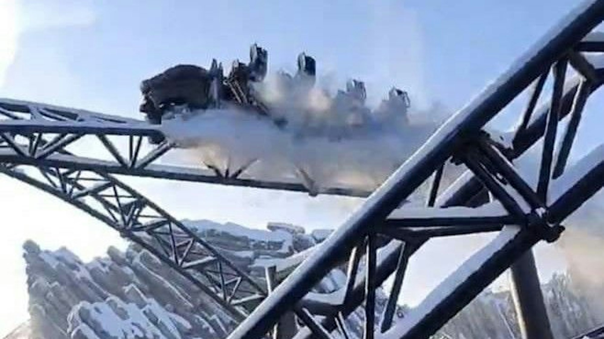 Die Achterbahn Taron trotzte nach dem Wintereinbruch Schnee und Eis.