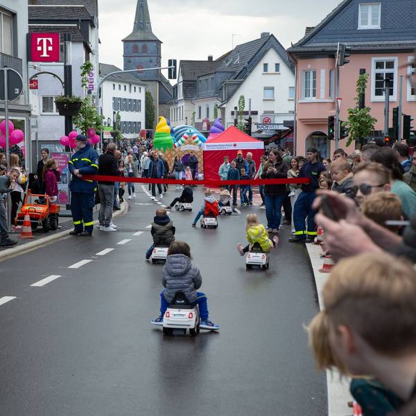 Zum großen Fest auf der frisch sanierten und gebauten Kaiserstraße in Waldbröl gehört im vergangenen Mai auch ein Bobbycar-Rennen für die Kleinsten. Unser Foto zeigt eine Szene davon.