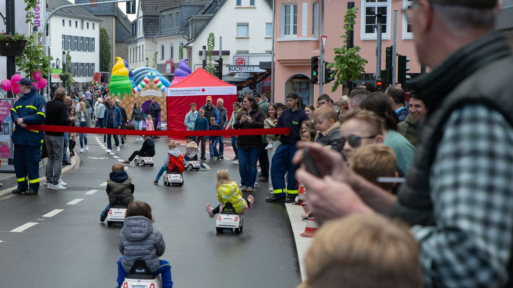 Zum großen Fest auf der frisch sanierten und gebauten Kaiserstraße in Waldbröl gehört im vergangenen Mai auch ein Bobbycar-Rennen für die Kleinsten. Unser Foto zeigt eine Szene davon.