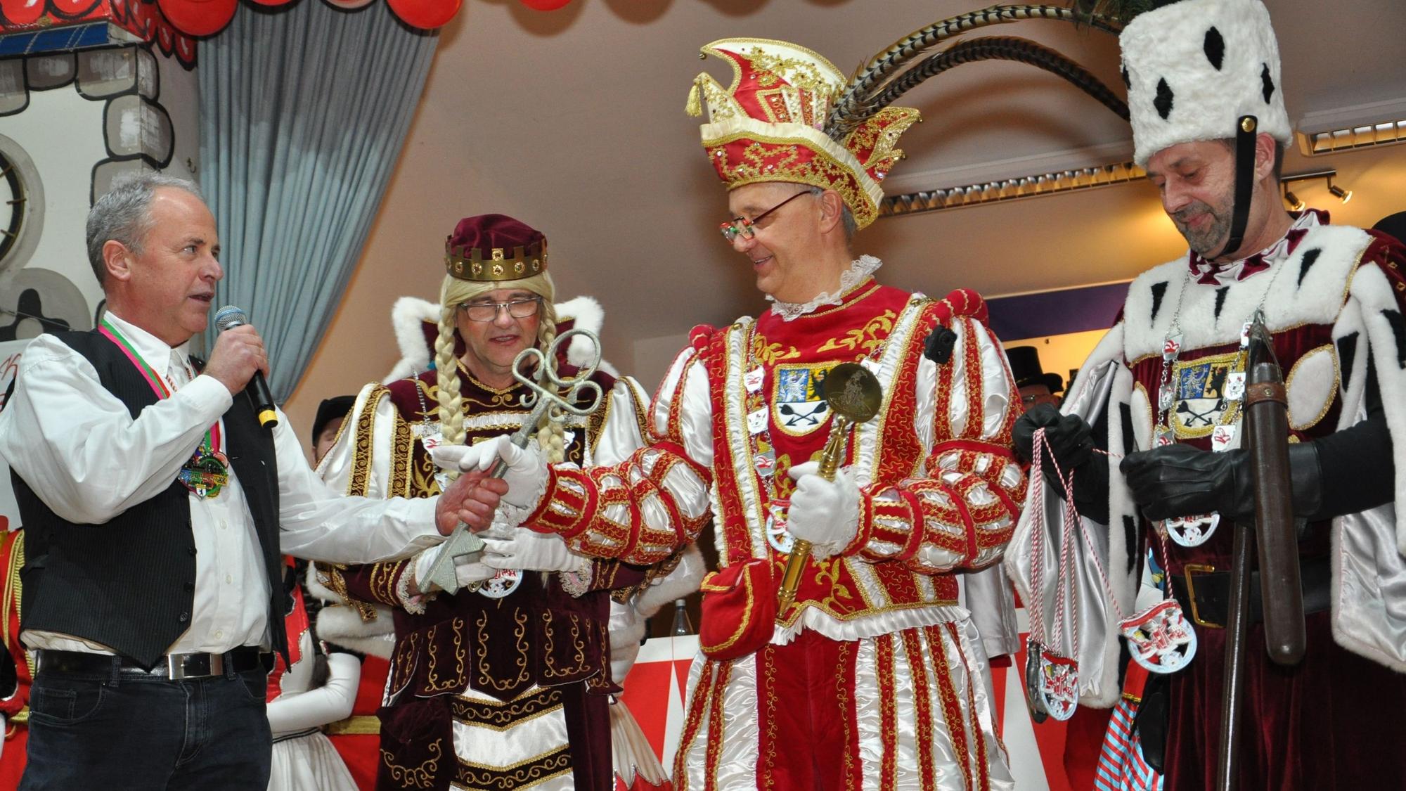 Bürgermeister Hermann-Josef Esser (l.) übergibt Karnevals-Prinz Michael (2.v.r.) den Rathausschlüssel.