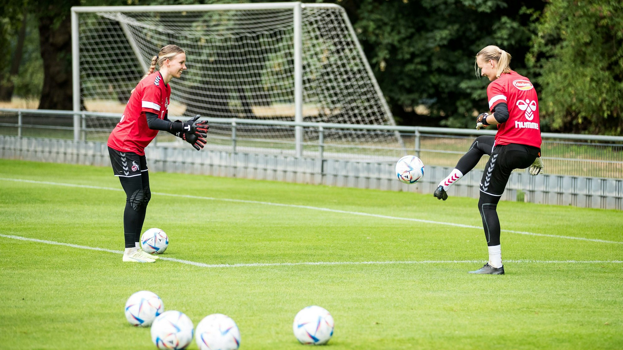 Training 1. FC Koeln Frauen 21.07.2023 Jasmin Pal 1. FC Koeln, 1 wirft den Ball, Paula Hoppe 1. FC Koeln, 12 nimmt lachend an Training 1. FC Koeln Frauen Geissbockheim, 21.07.2023 *** Training 1 FC Koeln women 21 07 2023 Jasmin Pal 1 FC Koeln, 1 throws the ball, Paula Hoppe 1 FC Koeln, 12 takes laughing Training 1 FC Koeln women Geissbockheim, 21 07 2023 Copyright: xBEAUTIFULxSPORTS/Wunderlx