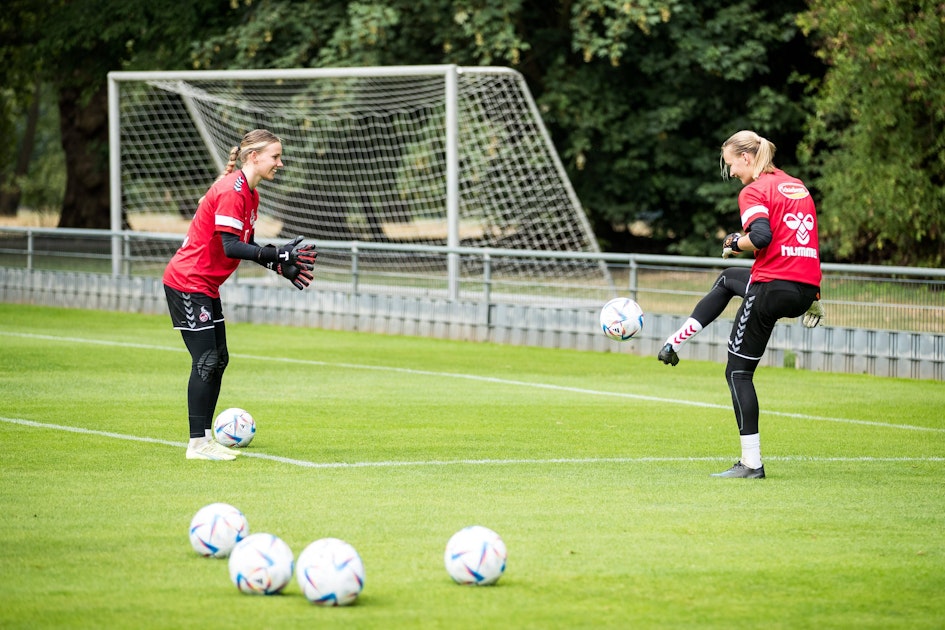 Frauenfußball Zweikampf im Tor des 1. FC Köln Kölner StadtAnzeiger
