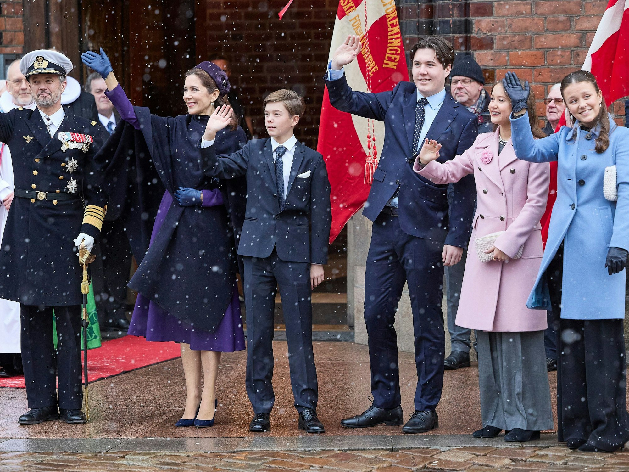 Dänemarks König Frederik X. (l-r), Königin Mary, Prinz Vincent, Kronprinz Christian, Prinzessin Isabella und Prinzessin Josephine kommen zur Feier des Thronwechsels in die Kathedrale von Aarhus.