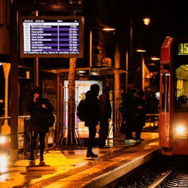 22.01.2024, Nordrhein-Westfalen, Köln: Fahrgäste steigen am Morgen an einer Straßenbahnhaltestelle ein und aus. Bei der Sondersitzung der Verkehrsminister von Bund und Ländern wird über die Zukunft des Deutschlandtickets beraten. Foto: Oliver Berg/dpa +++ dpa-Bildfunk +++