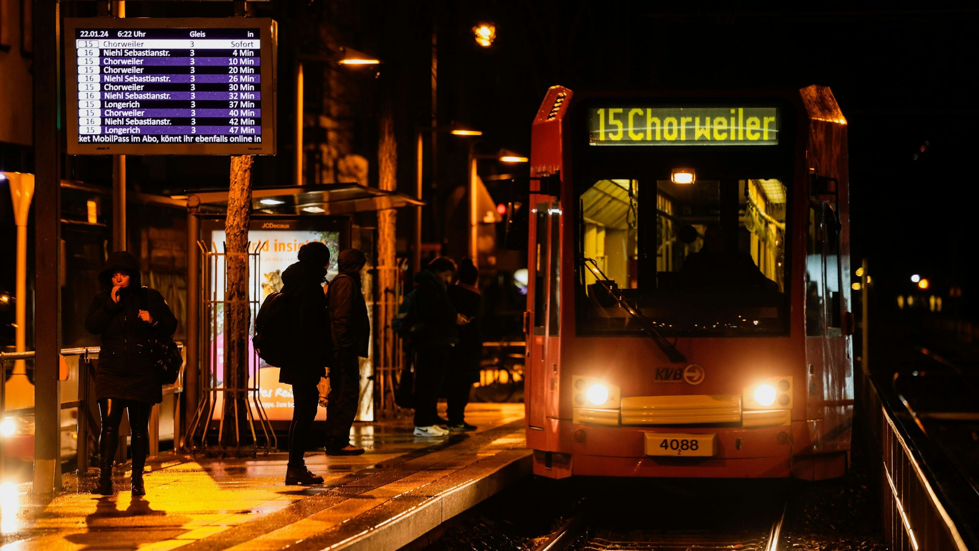 22.01.2024, Nordrhein-Westfalen, Köln: Fahrgäste steigen am Morgen an einer Straßenbahnhaltestelle ein und aus. Bei der Sondersitzung der Verkehrsminister von Bund und Ländern wird über die Zukunft des Deutschlandtickets beraten. Foto: Oliver Berg/dpa +++ dpa-Bildfunk +++