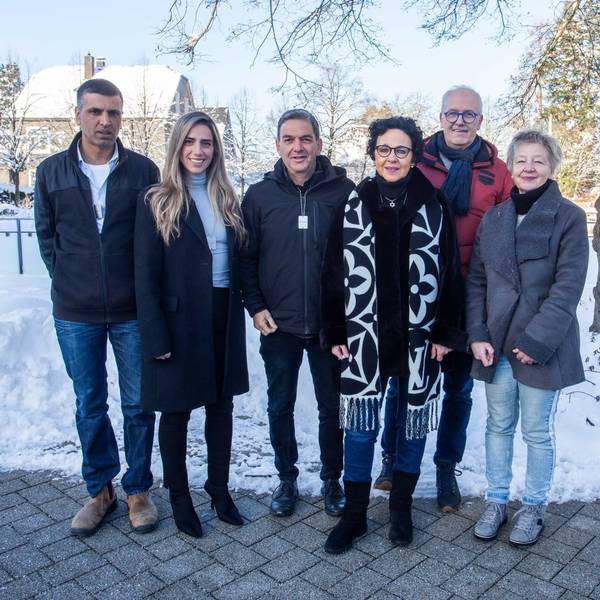 Eine Gruppe vor Schneelandschaft.