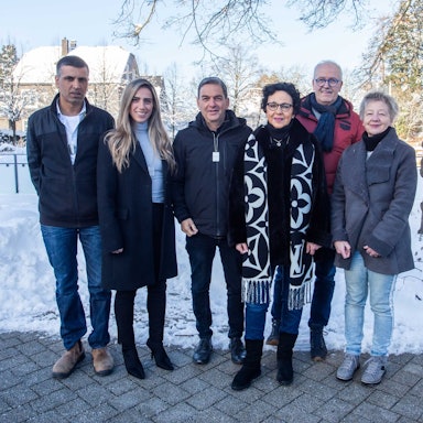 Eine Gruppe vor Schneelandschaft.