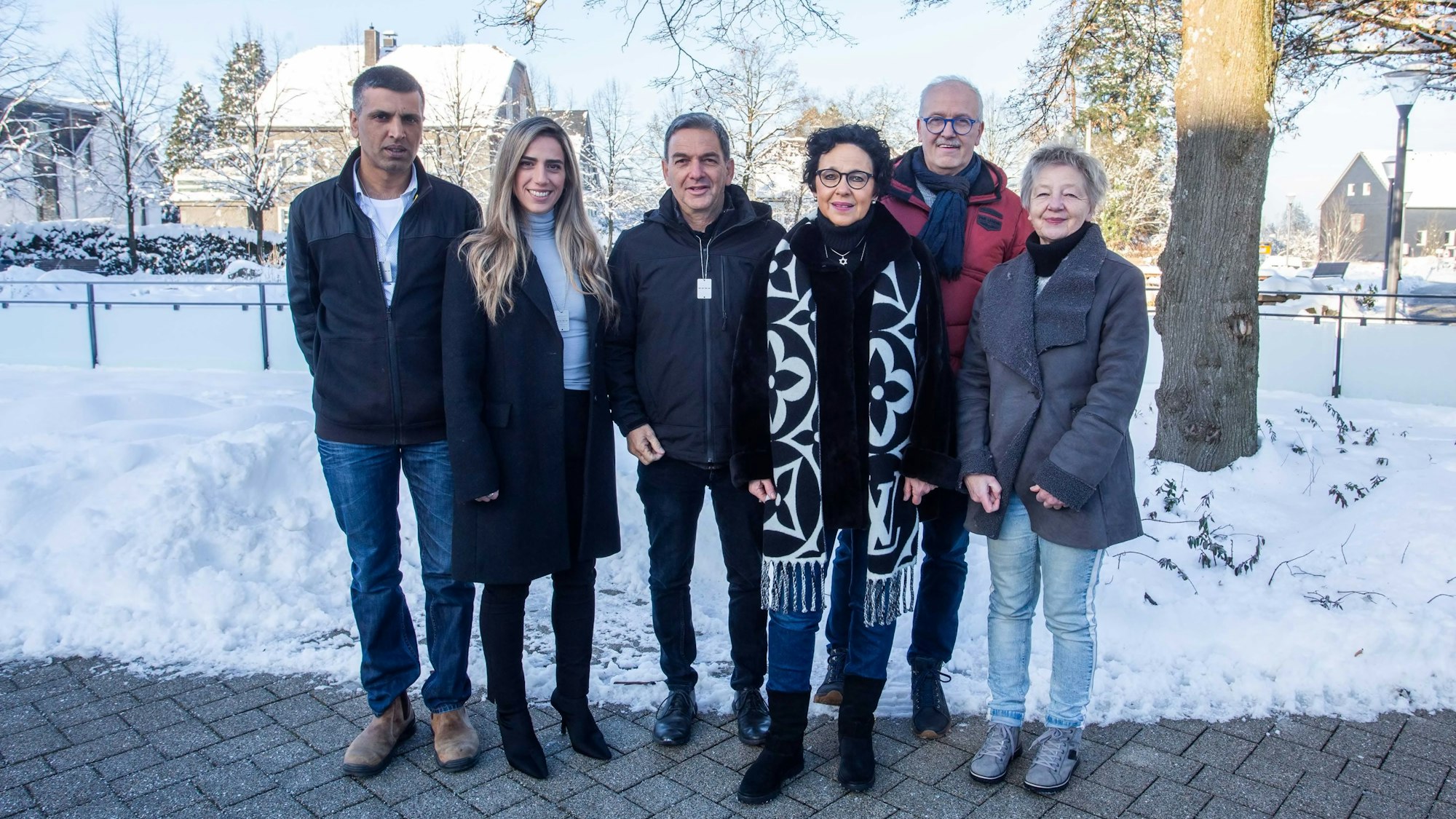 Eine Gruppe vor Schneelandschaft.