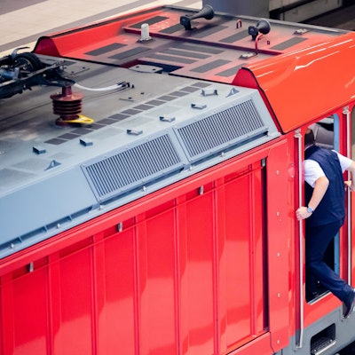 Ein Lokführer steigt am Berliner Hauptbahnhof in seinen Führerstand.
