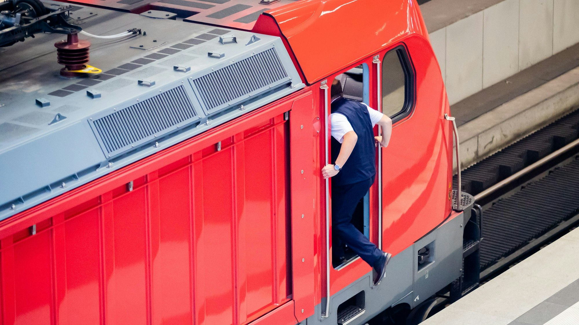 Ein Lokführer steigt am Berliner Hauptbahnhof in seinen Führerstand.
