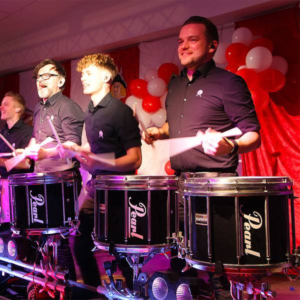 Auftritt der „Drummerholics“: Die fünf Musiker stehen an ihren Trommeln.