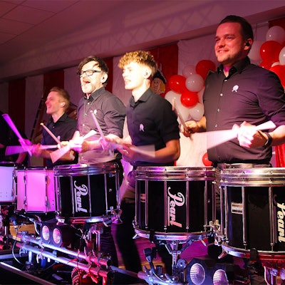 Auftritt der „Drummerholics“: Die fünf Musiker stehen an ihren Trommeln.