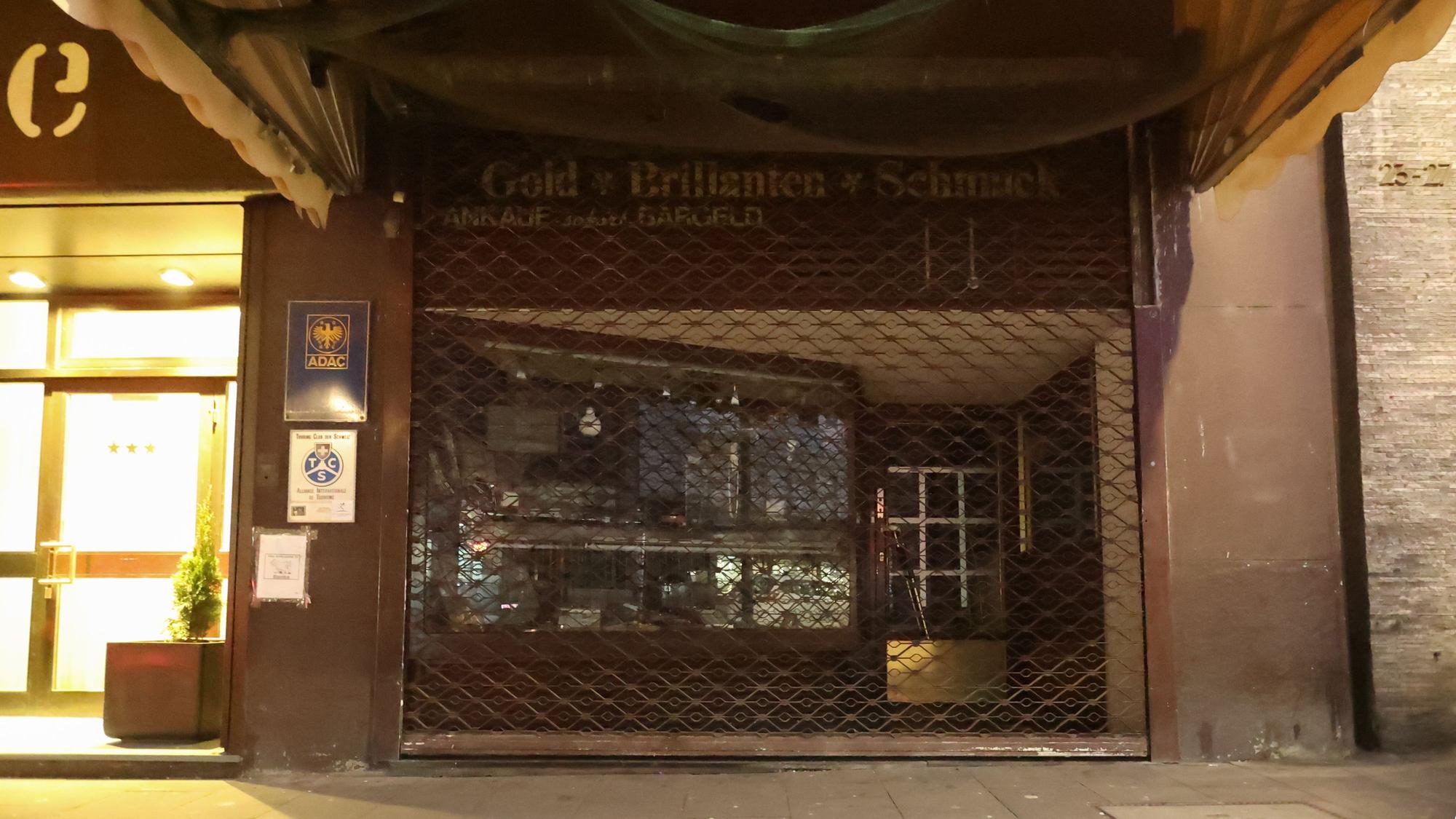 Dieses Juweliergeschäft an der Hohe Pforte in der Kölner Altstadt plünderten die Räuber.