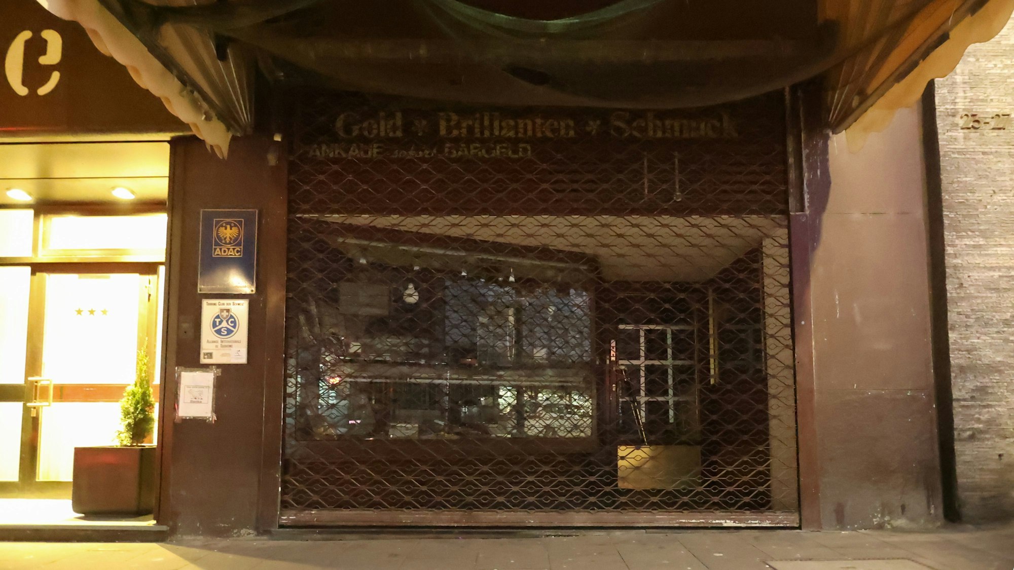Dieses Juweliergeschäft an der Hohe Pforte in der Kölner Altstadt plünderten die Räuber.