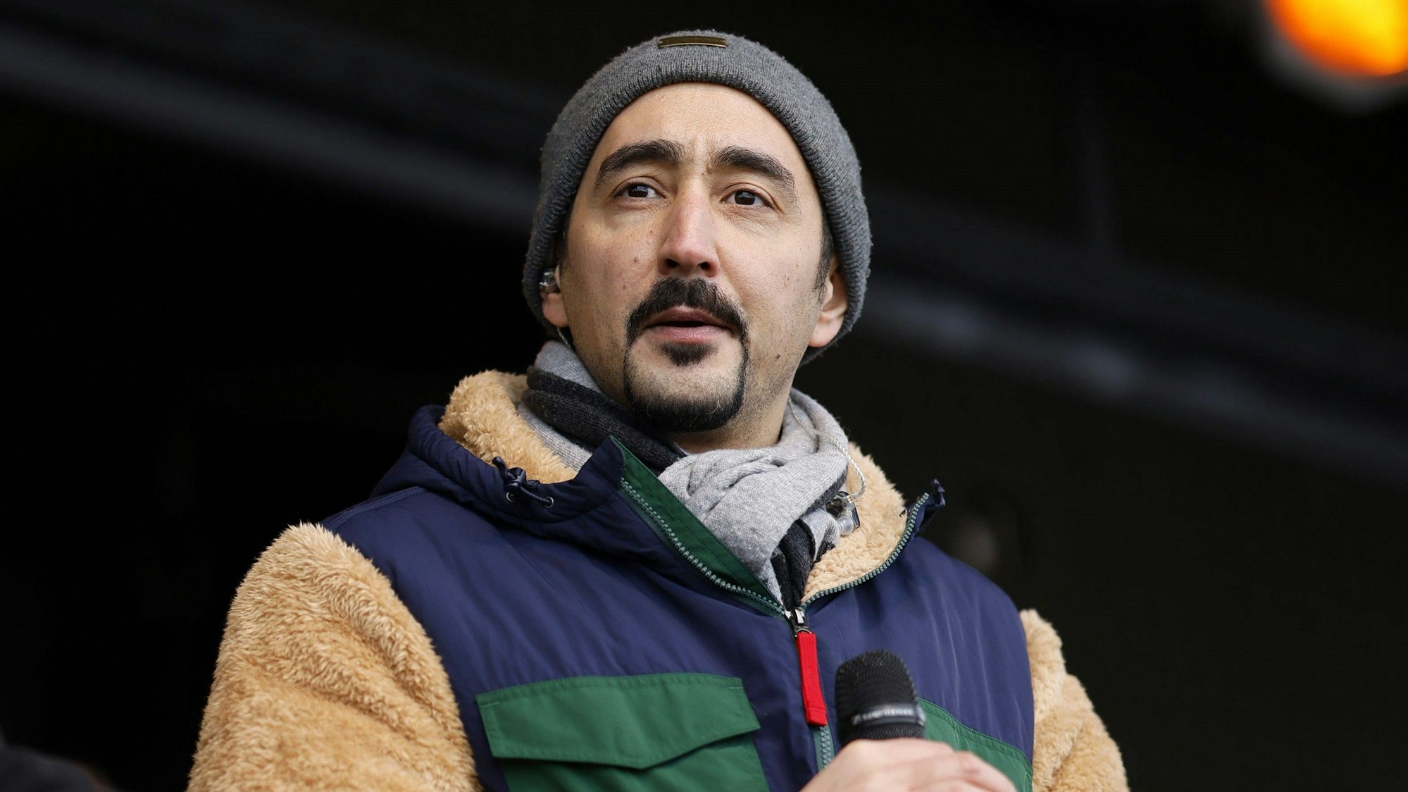 Rapper Eko Fresh bei der Kundgebung des Bündnisses „Köln stellt sich quer“. Am Sonntag gingen in Köln laut Veranstalter etwa 70.000 Menschen unter dem Motto „Demokratie beschützen, AfD bekämpfen“ auf die Straße.
