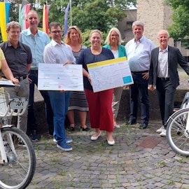 Das Foto zeigt Vertreter von Kreisen und Kommunen bei einem Treffen zu den Pendlerrouten.