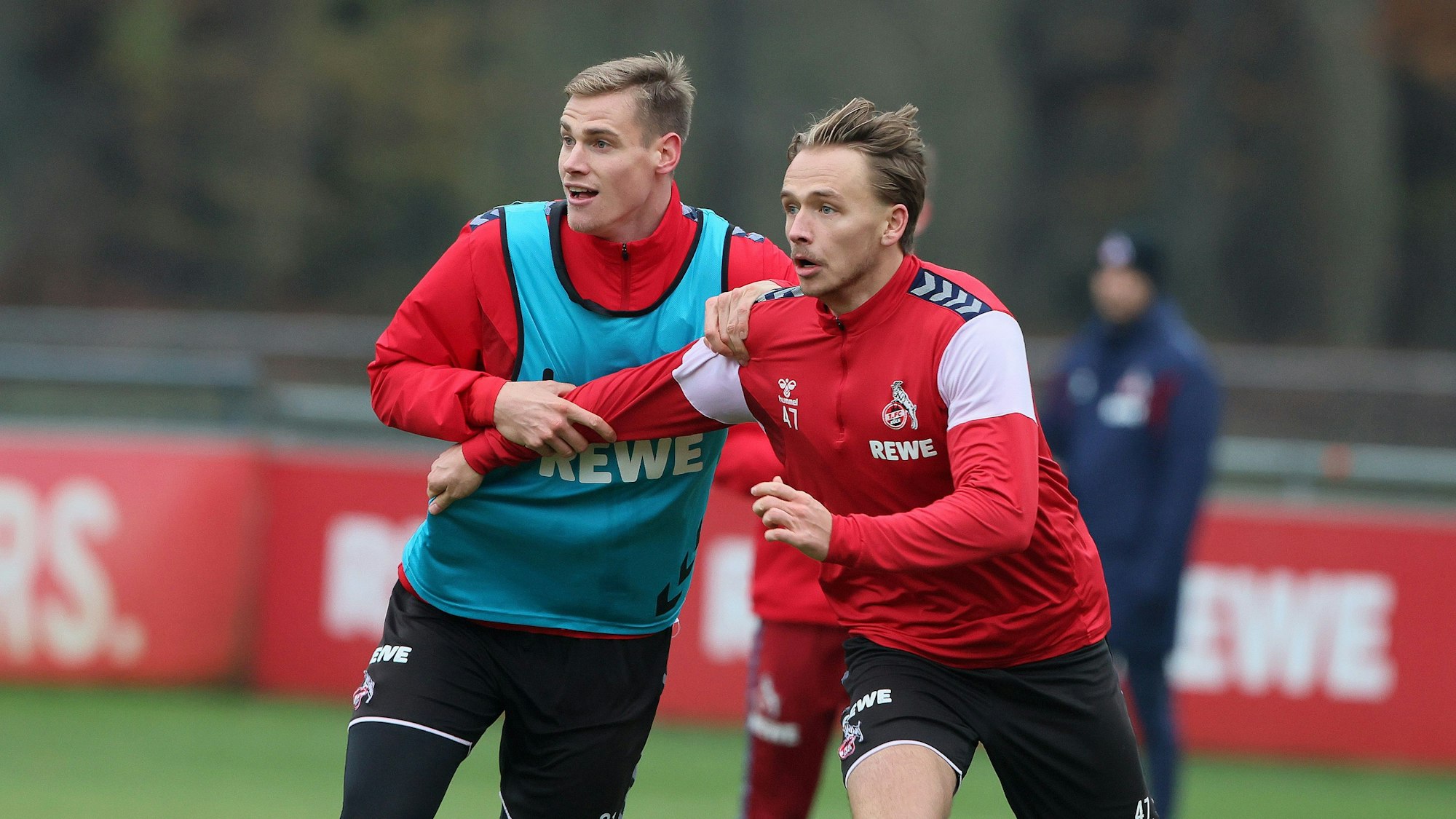 Steffen Tigges (l.) und Mathias Olesen beim FC-Training im Zweikampf