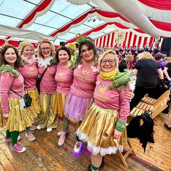 Eine Frauengruppe steht in der Reihe.