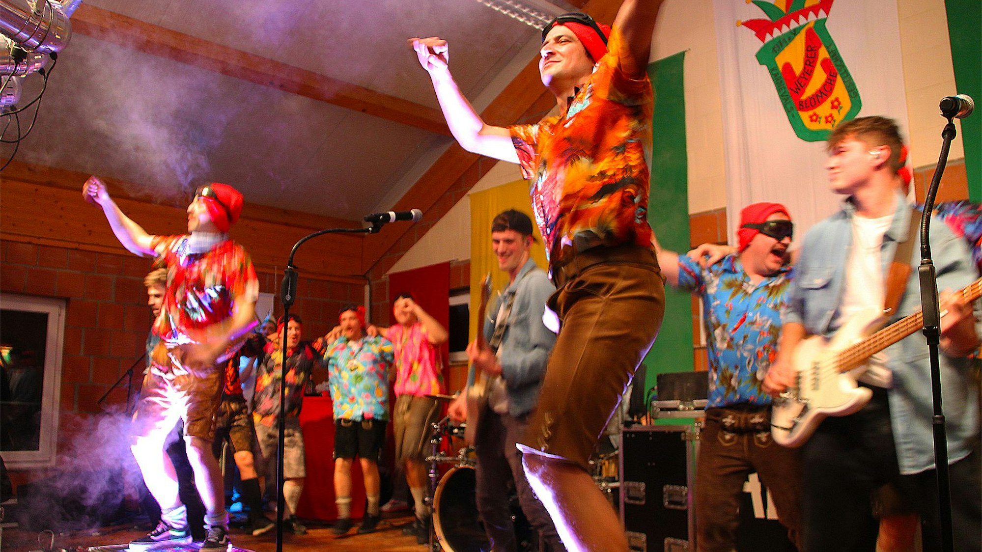 Das Foto zeigt die Akteure tanzend auf der Bühne.