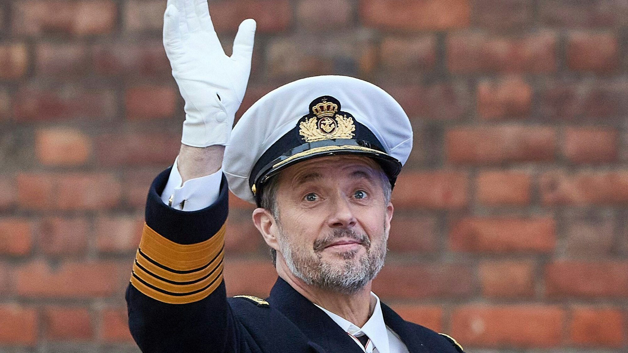 Frederik X., König von Dänemark, grüßt die Menge nach dem Gottesdienst anlässlich der Feierlichkeiten zum Thronwechsel in der Kathedrale von Aarhus.