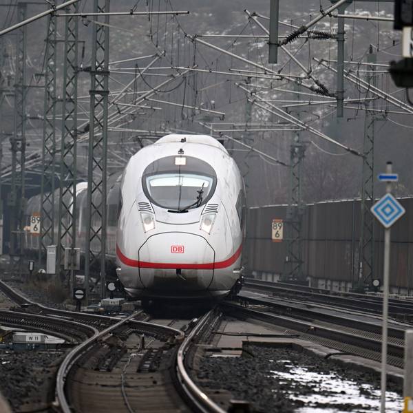 Ein ICE fährt in den Bahnhof von Montabaur ein (Symbolbild).