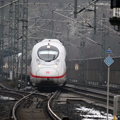 Ein ICE fährt in den Bahnhof von Montabaur ein (Symbolbild).
