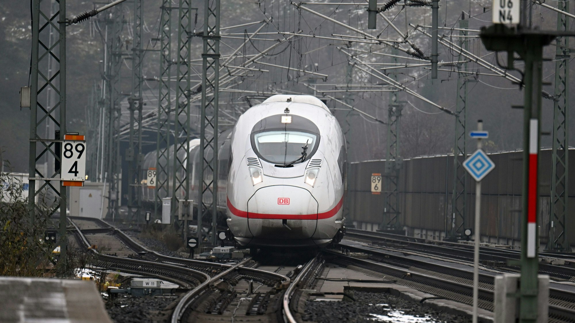 Ein ICE fährt in den Bahnhof von Montabaur ein (Symbolbild).