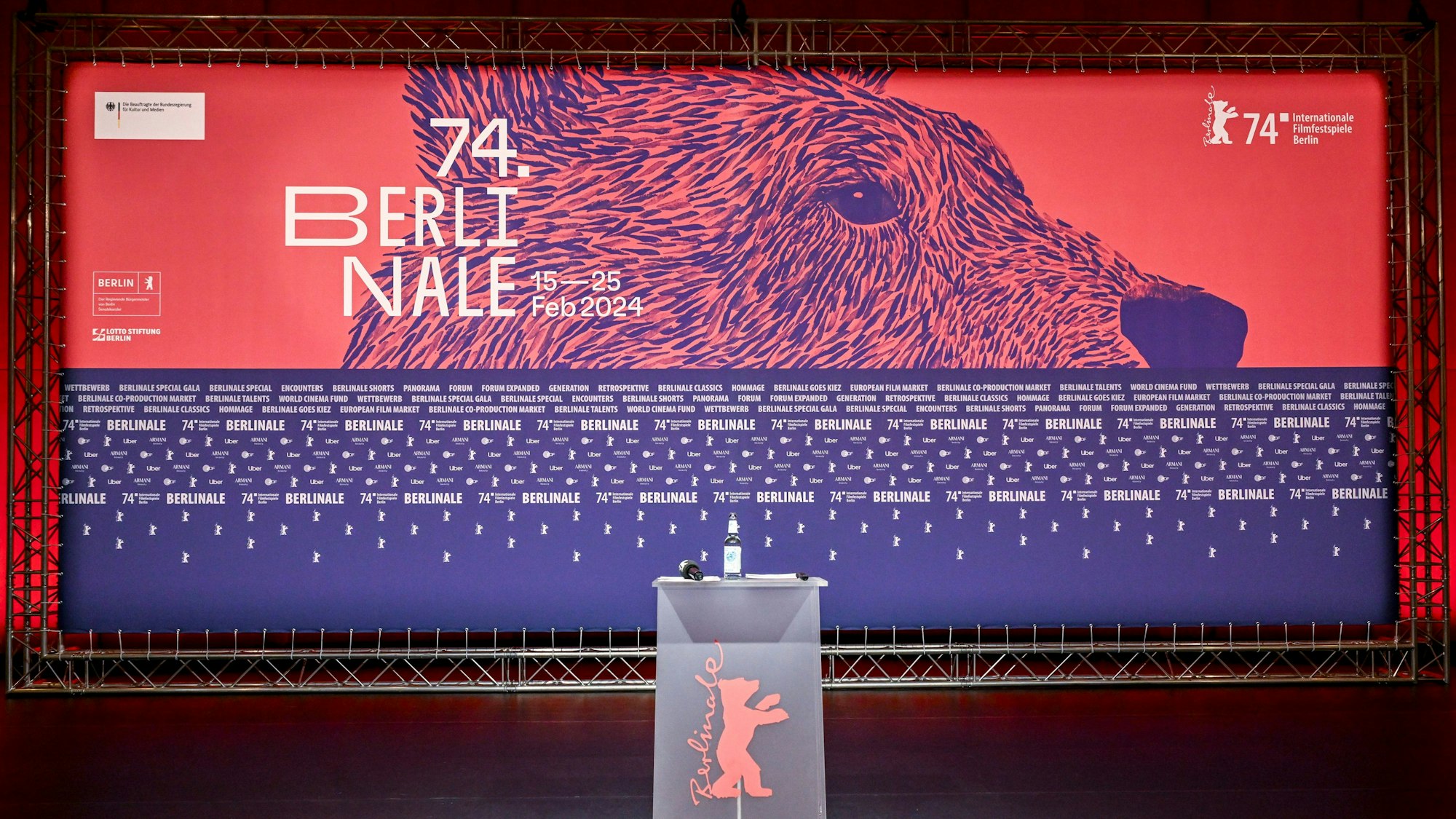 Das Logo der 74. Internationalen Filmfestspiele auf der Pressekonferenz zur Vorstellung Bekanntgabe des Berlinale-Programms 2024.