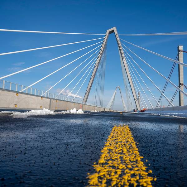 Die alte A1-Rheinbrücke wurde abgeklemmt und die Schrankenanlagen entfernt. Die A 1 war für 10 Tage gesperrt. Sie ist aus einer tiefen Perspektive fotografiert, sodass man die Trägerkonstruktion über dem Asphalt gut erkennen kann.