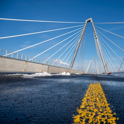 Die alte A1-Rheinbrücke wurde abgeklemmt und die Schrankenanlagen entfernt. Die A 1 war für 10 Tage gesperrt. Sie ist aus einer tiefen Perspektive fotografiert, sodass man die Trägerkonstruktion über dem Asphalt gut erkennen kann.