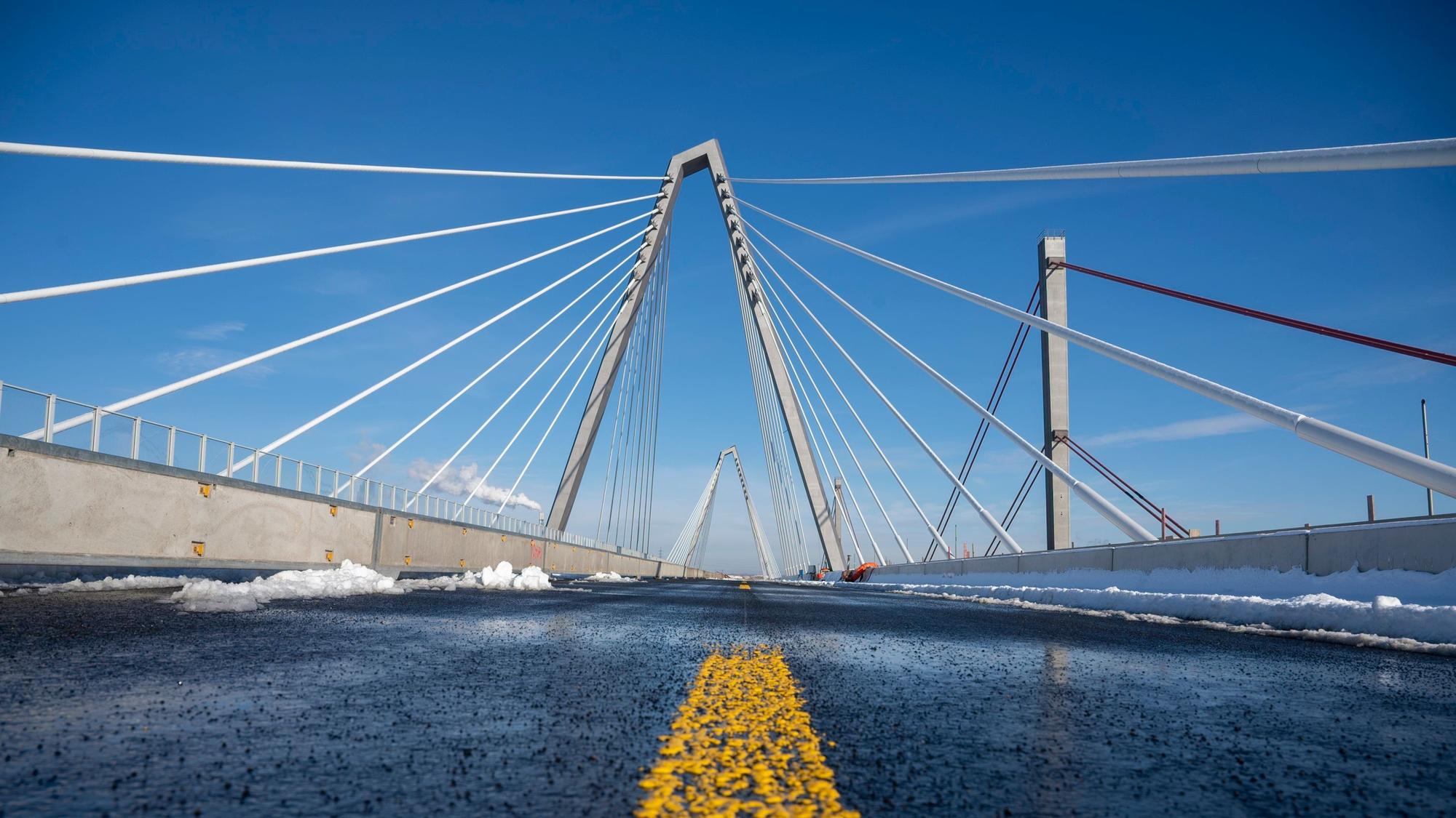 Die alte A1-Rheinbrücke wird abgeklemmt und die Schrankenanlagen entfernt. Die A 1 ist nun für 10 Tage gesperrt.