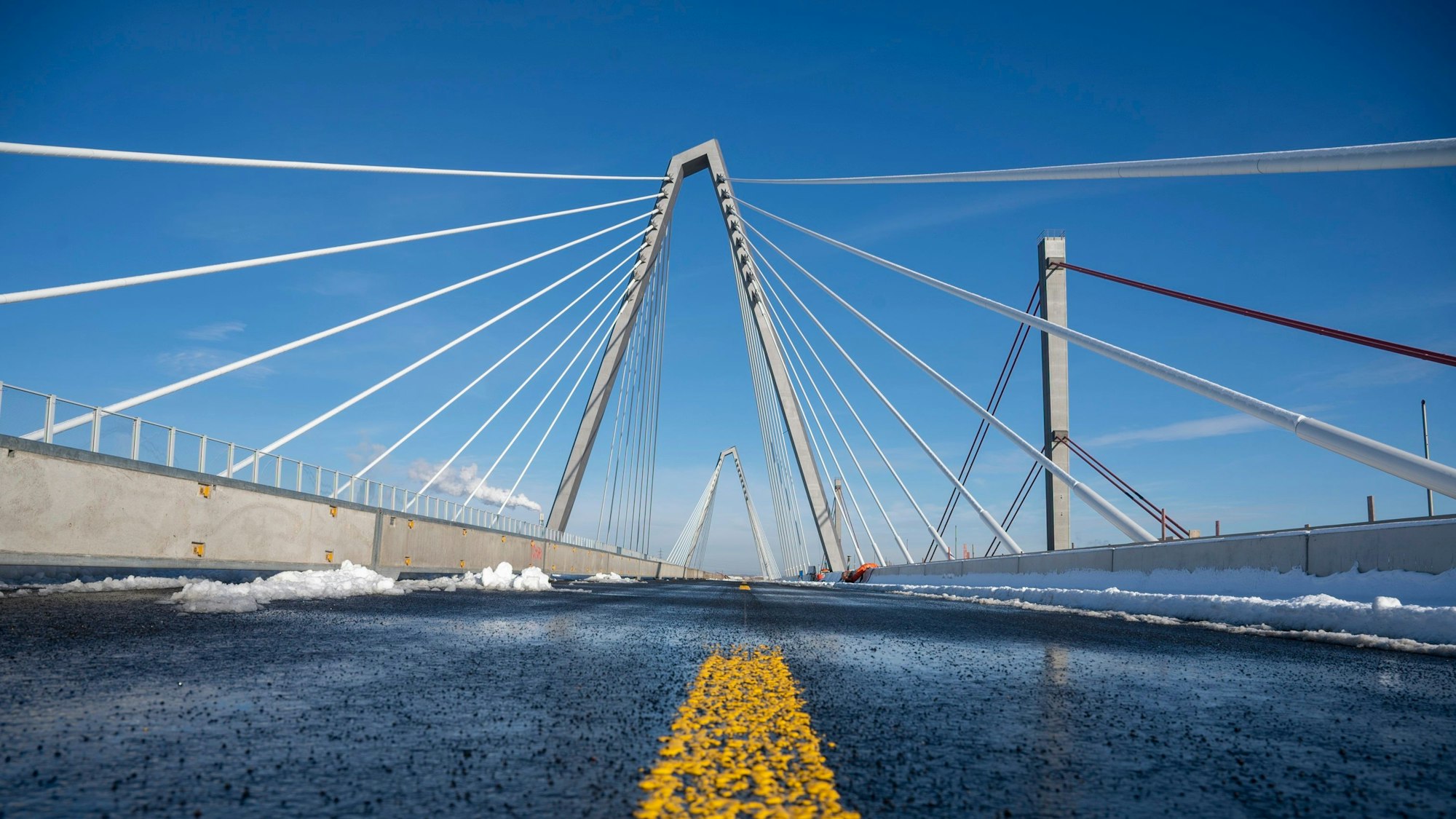 Die alte A1-Rheinbrücke wird abgeklemmt und die Schrankenanlagen entfernt. Die A 1 ist nun für 10 Tage gesperrt.