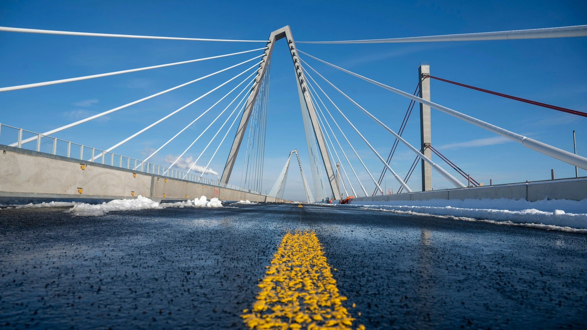 Die alte A1-Rheinbrücke wurde abgeklemmt und die Schrankenanlagen entfernt. Die A 1 war für 10 Tage gesperrt. Sie ist aus einer tiefen Perspektive fotografiert, sodass man die Trägerkonstruktion über dem Asphalt gut erkennen kann.