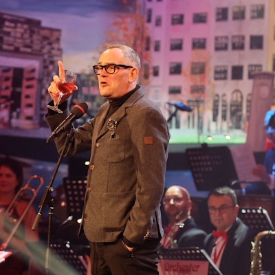 JP Weber steht als Horst Muys auf der Bühne.