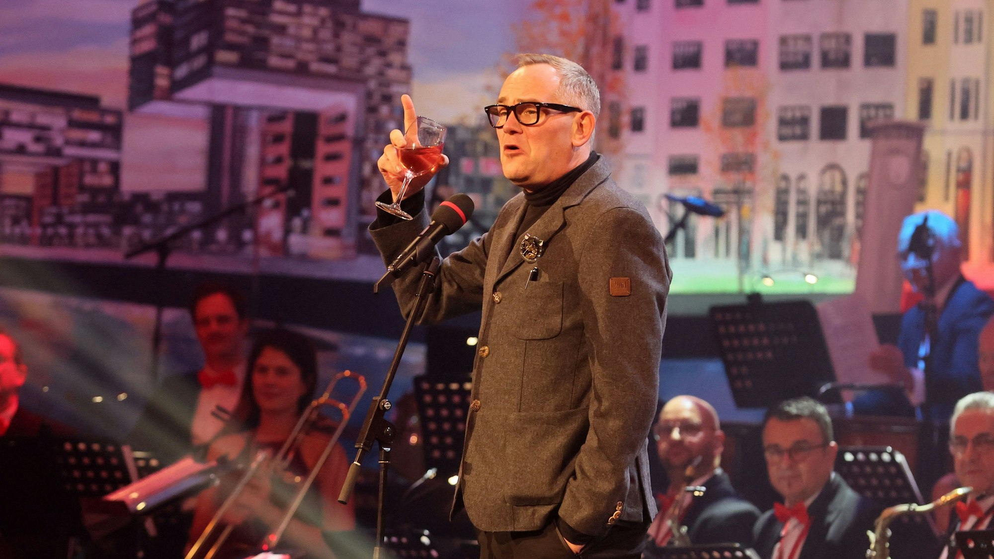 JP Weber steht als Horst Muys auf der Bühne.