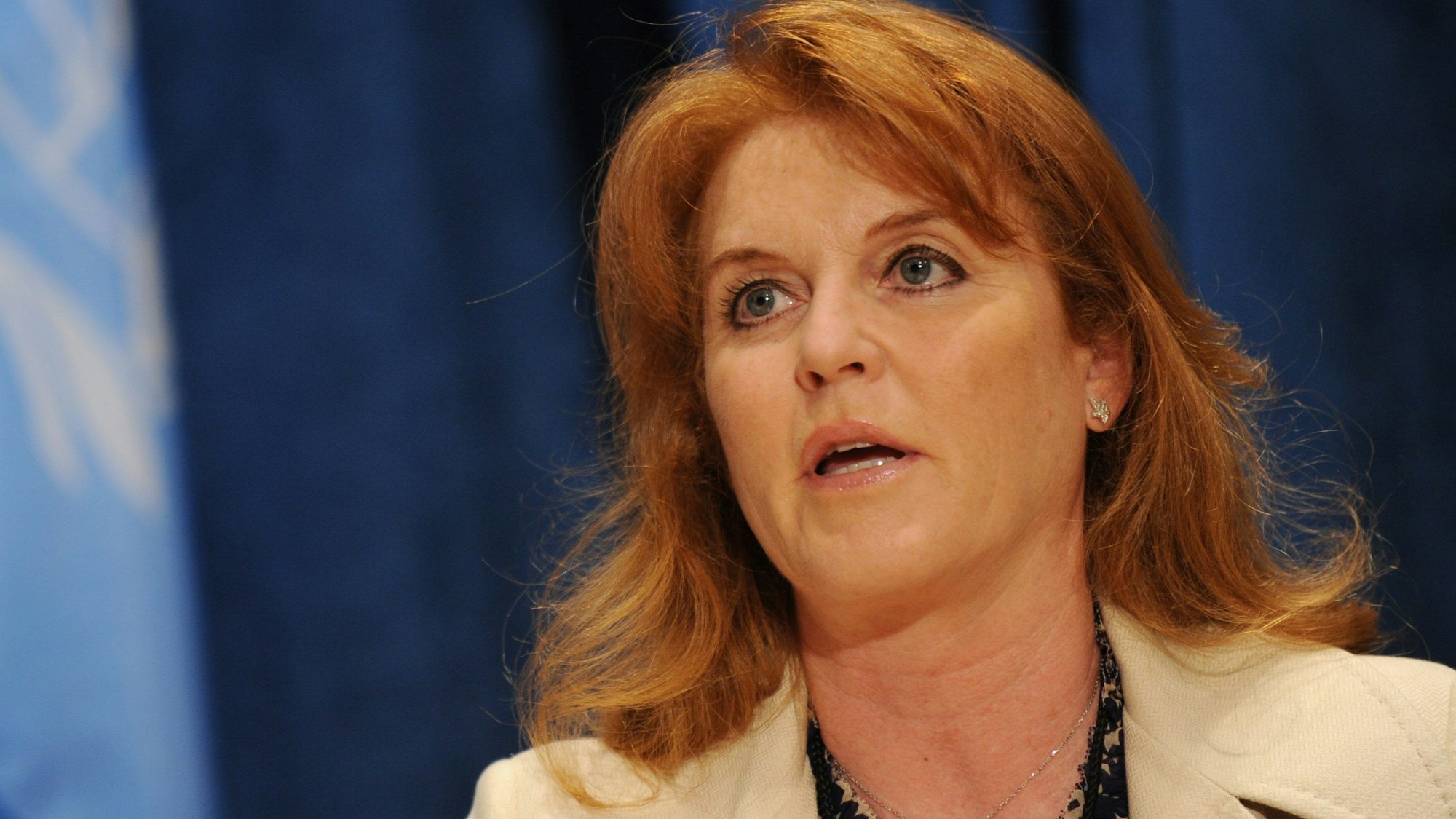 Sarah Ferguson, genannt „Fergie“, schaut in die Ferne.