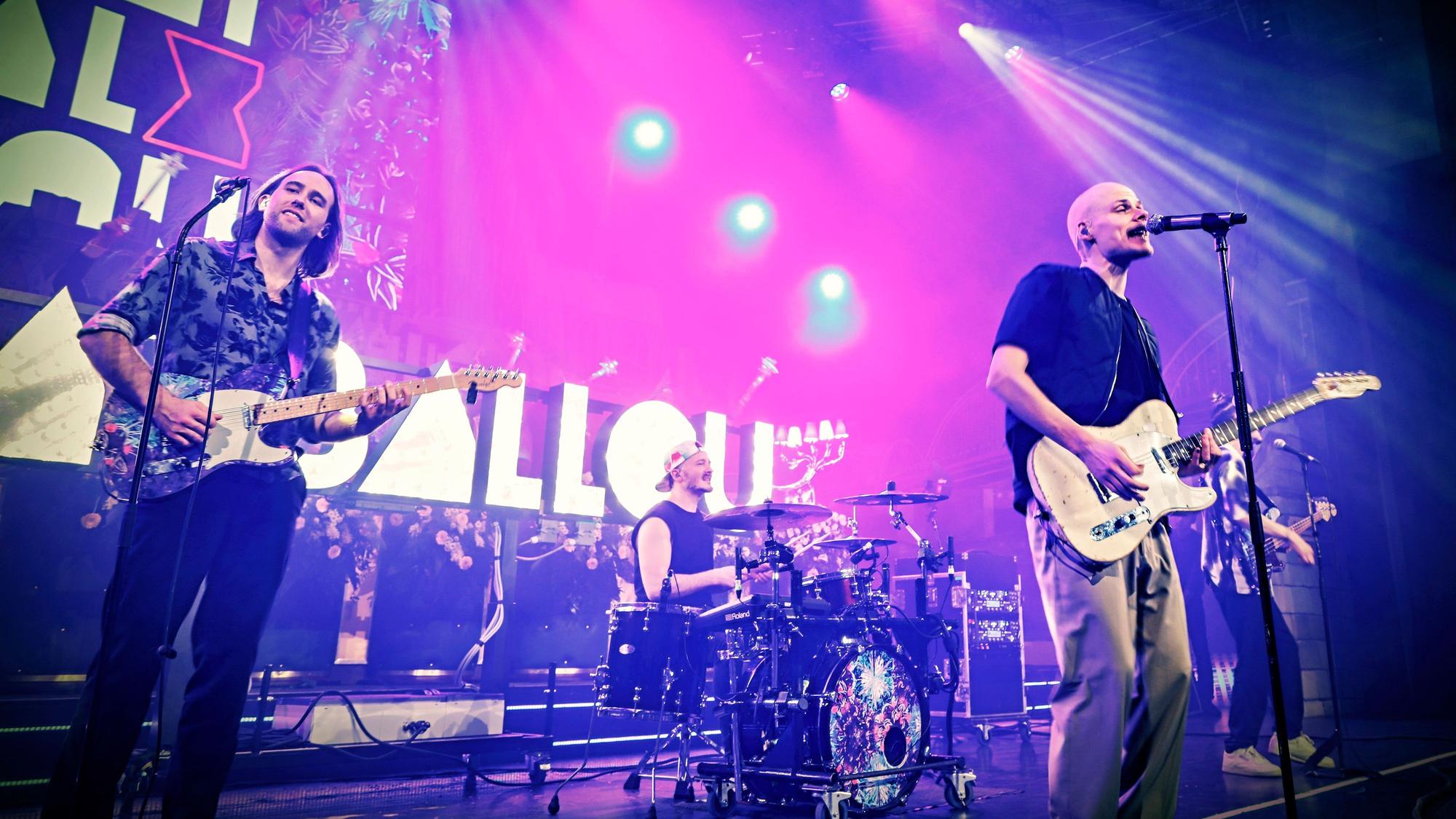 Die Band beim Konzert auf der Bühne